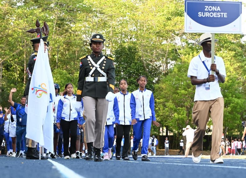 Dirigentes y atletas de la Zona del Suroeste en  el desfile de inauguración de   los  XI Juegos  Escolares el  viernes 3 de octubre en SFM.