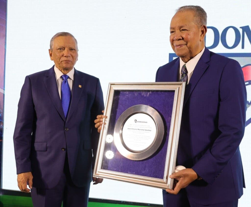 Juan Marichal al recibir placa de reconocimiento de Banreservas por Leonardo Aguilera.