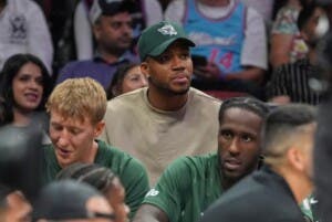 Giannis Antetokounmpo está firme con los Milwaukee Bucks