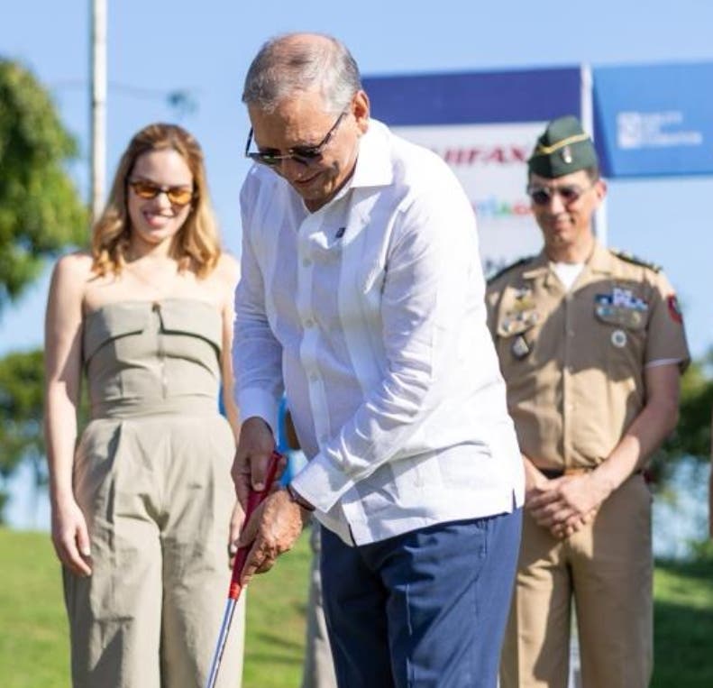 El presdente ejecutivo de Banreservas, Leonardo Aguilera realiza el primer putt de apertura del torneo de golf.