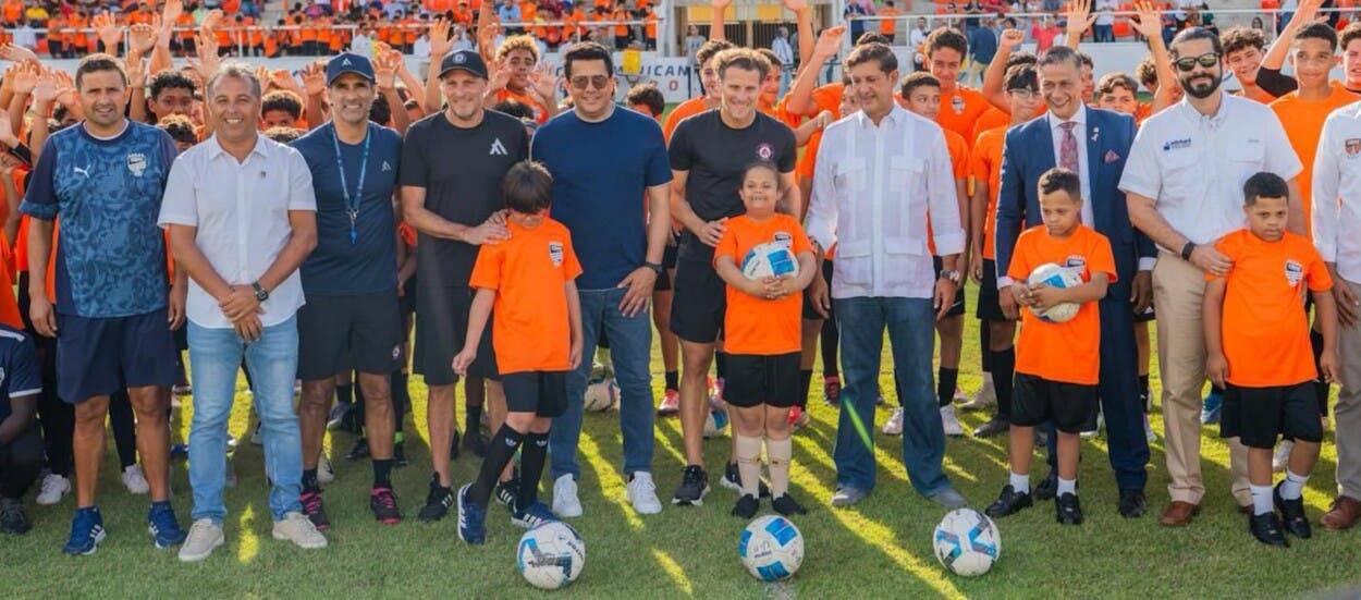 Forlán resalta crecimiento de fútbol dominicano