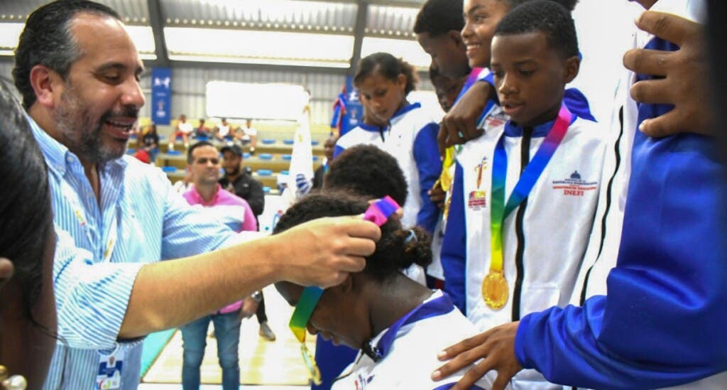 Alberto  Rodríguez, director del Inefi, entrega  medalla de oro a la atletas  equipo del Valle.