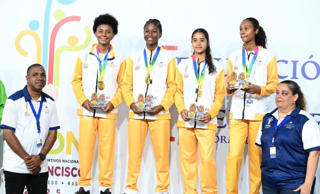 Las monarcas de Cibao Nordeste en los Juegos Deportivos Escolares.  Desde la izquierda,  Lenny Rincón, Madeline Núñez, Ysaac  María García y Joselin Mayi.  En los extremos, el técnico Alberto Ozuna y Elka Jiménez, coordinadora en basket 3x3.