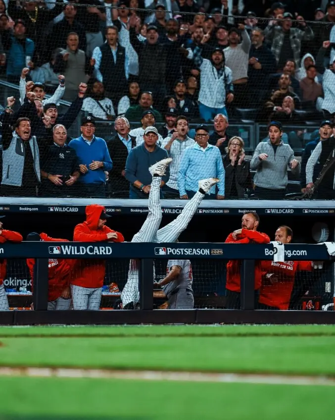 ¡Espectacular! Ryan McMahon roba suspiros con increíble atrapada