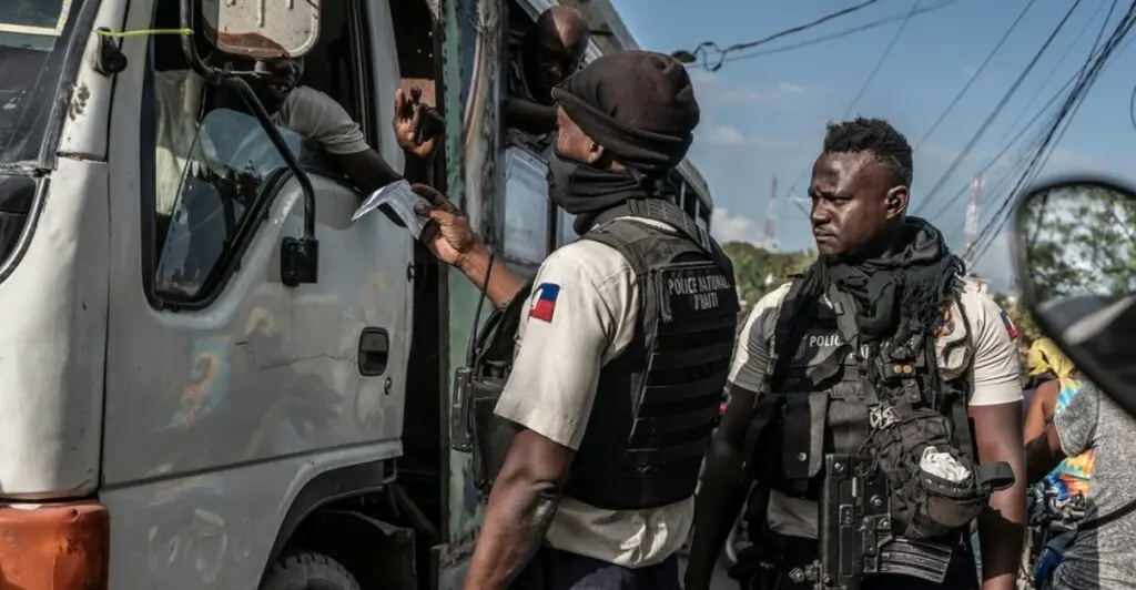 Policía haitiana realiza labores de chequeo a  un conductor.