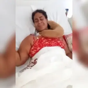 Perforan intestinos de mujer durante cirugía de apendicitis, según familiares de la víctima
