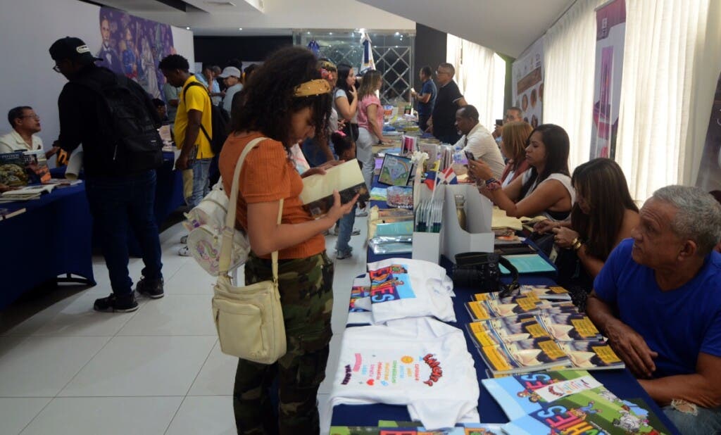 Jóvenes interesados por obras acudieron masivamente a la Plaza de la Cultura, donde se realiza la feria del Libro. Jorge González
