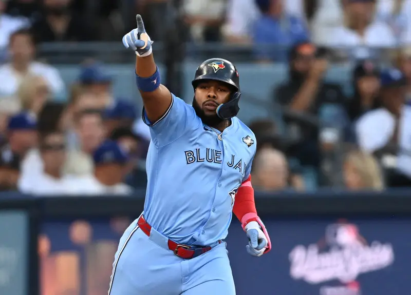 Vladdy empata marca de jonrones para dominicanos en postemporada