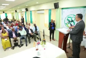 El presidente de la JCE, Román Jáquez, habla a un grupo de aspirantes a conformar JM. fuente externa