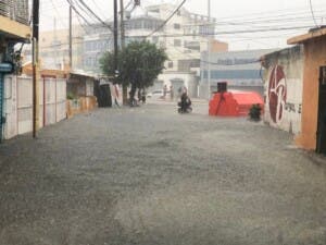 Aguaceros dañan viviendas y desplazan a más de mil personas