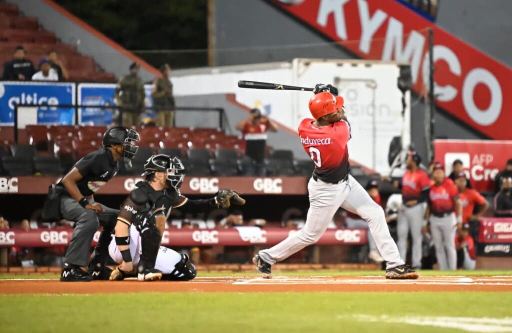 Tras la victoria, el Escogido coloca su marca en 2-4, y los Gigantes en 0-4.