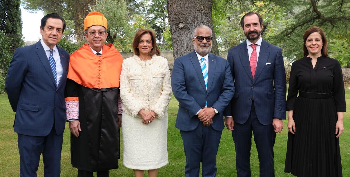 Otorgan doctorado a Valdez Albizu