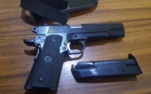 Apresan alumno en escuela de Brooklyn con armas de fuego cargada