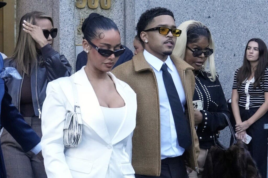 Justin Combs (centro derecha), hijo de Sean "Diddy" Combs, sale del Tribunal Federal de Nueva York el viernes 3 de octubre de 2025. (Foto AP/Richard Drew)