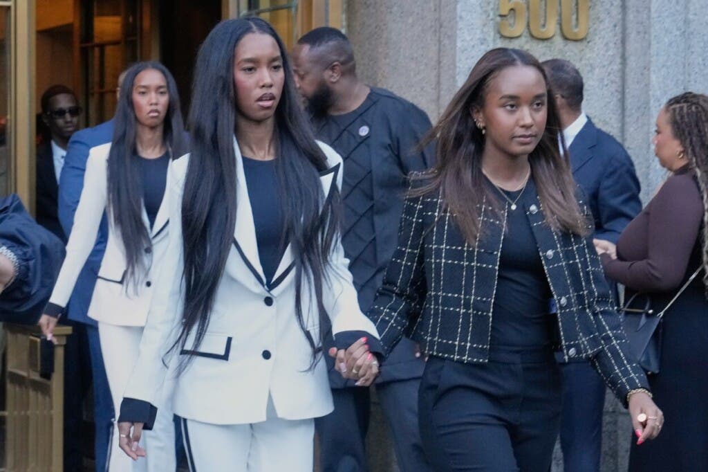 Las hijas gemelas de Sean "Diddy" Combs, Chance Combs (derecha) y D'Lila Star Combs, salen del Tribunal Federal de Nueva York el viernes 3 de octubre de 2025. (Foto AP/Richard Drew)