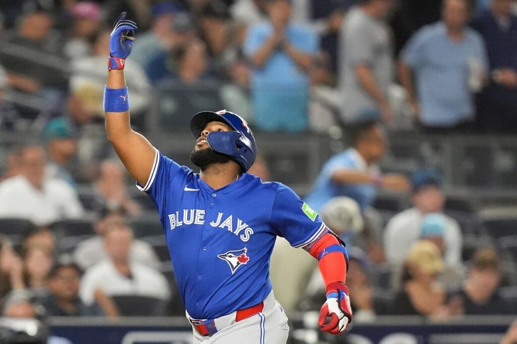 Vladimir Guerrero Jr., de los Toronto Blue Jays, reacciona al recorrer las bases tras conectar un jonrón de dos carreras contra los Yankees de Nueva York durante la primera entrada del tercer juego de la Serie Divisional de la Liga Americana, el martes 7 de octubre de 2025, en Nueva York. (Foto AP/Frank Franklin II)