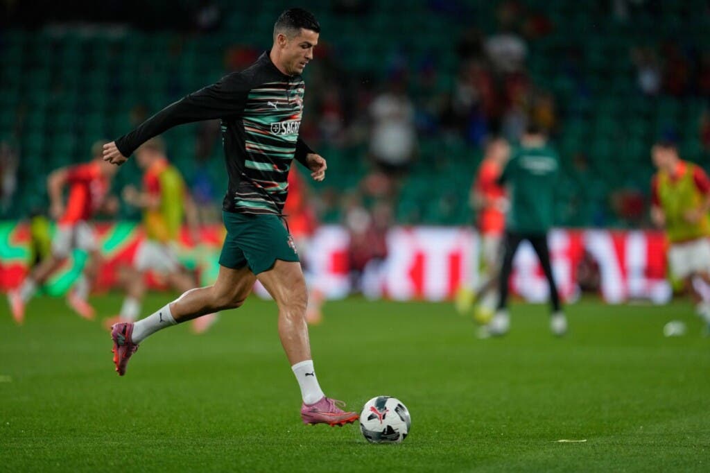 El portugués Cristiano Ronaldo calienta motores para el partido de clasificación del Grupo F del Mundial 2026 entre Portugal y Hungría en Lisboa, el martes 14 de octubre de 2025. (Foto AP/Armando Franca)