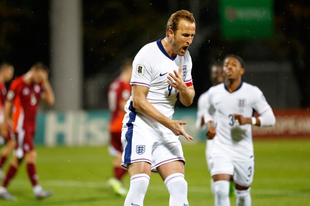 Harry Kane celebra tras marcar el tercer gol de Inglaterra en el partido contra Letonia por las eliminatorias del Mundial, el martes 14 de octubre de 2025, en Riga. (Foto AP/Mindaugas Kulbis)