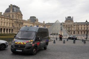 Un atraco en el Louvre lleva al cierre del museo durante todo el día