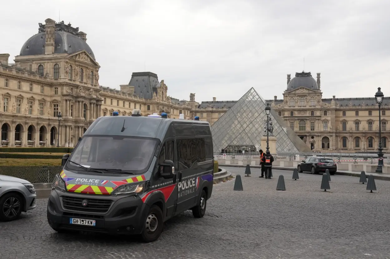 Un atraco en el Louvre lleva al cierre del museo durante todo el día