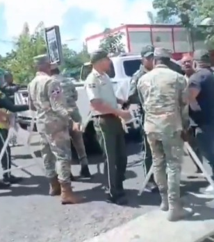 Dos coroneles protagonizan forcejeo frente a Salud Pública