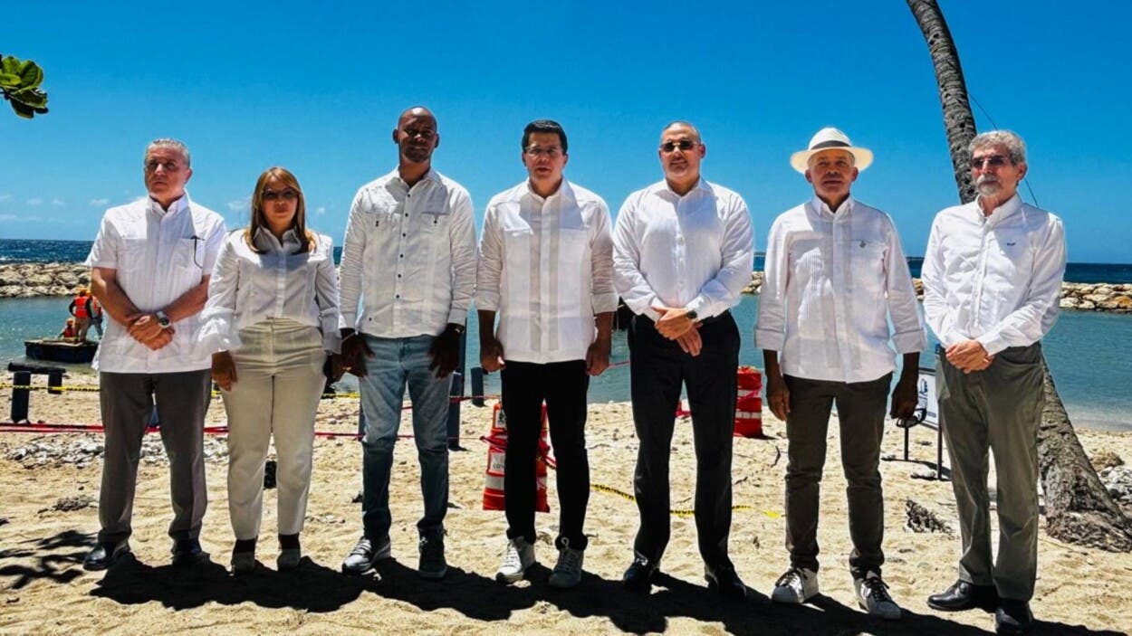 David Collado entrega modernizado muelle en Caleta, La Romana