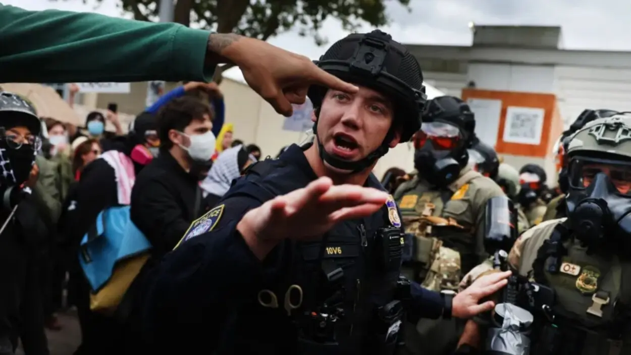 Residentes de Chicago confrontan a agentes federales de EEUU tras una persecución y choque