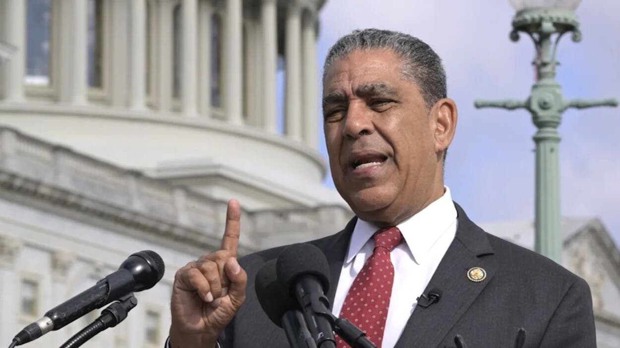 Adriano Espaillat, líder del Caucus Hispano en EE.UU., califica de «ilícitos» ataques de Trump en el Caribe