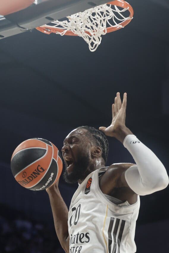 MADRID, 02/10/2025.- El pívot angoleño del Real Madrid Bruno Fernando durante el partido de EuroLiga que Real Madrid y Olympiacos disputan este jueves en el Movistar Arena, en Madrid. EFE/Sergio Pérez