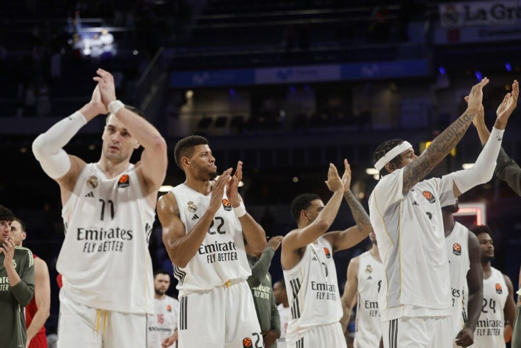 MADRID, 02/10/2025.- Los jugadores del Real Madrid celebran la victoria, al término del partido de EuroLiga que Real Madrid y Olympiacos han disputado este jueves en el Movistar Arena, en Madrid. EFE/Sergio Pérez