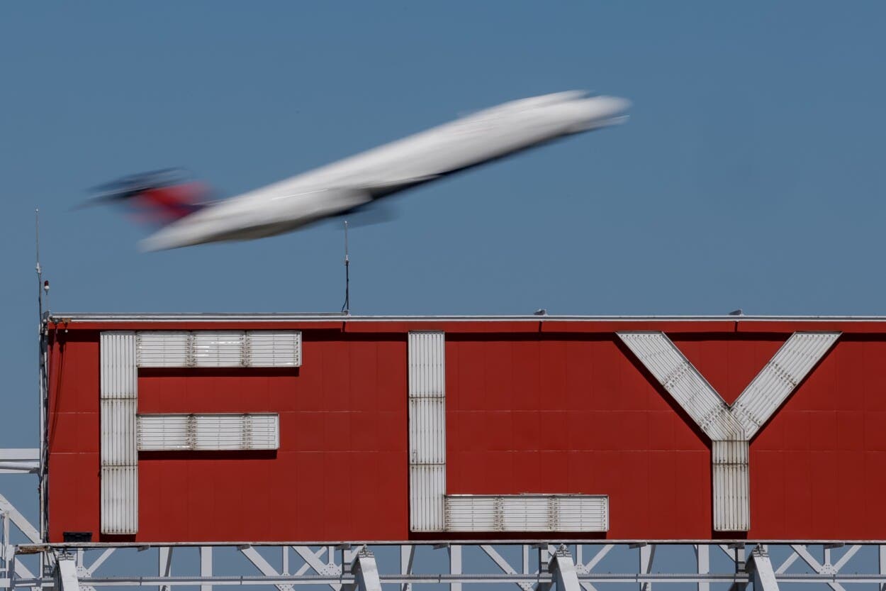Cierre del Gobierno: primeros despidos y caos aéreo en EE.UU.