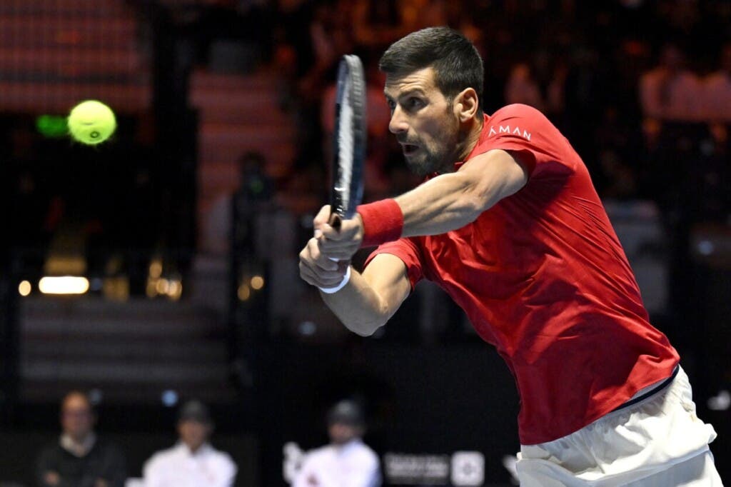 Riad (Arabia Saudita), 16/10/2025.- Novak Djokovic de Serbia juega un revés durante su partido de semifinales contra Jannik Sinner de Italia en el torneo de tenis Six Kings Slam 2025 en Riad, Arabia Saudita, el 16 de octubre de 2025. Sinner ganó en dos sets. (Tenis, Italia, Arabia Saudita) EFE/EPA/STR