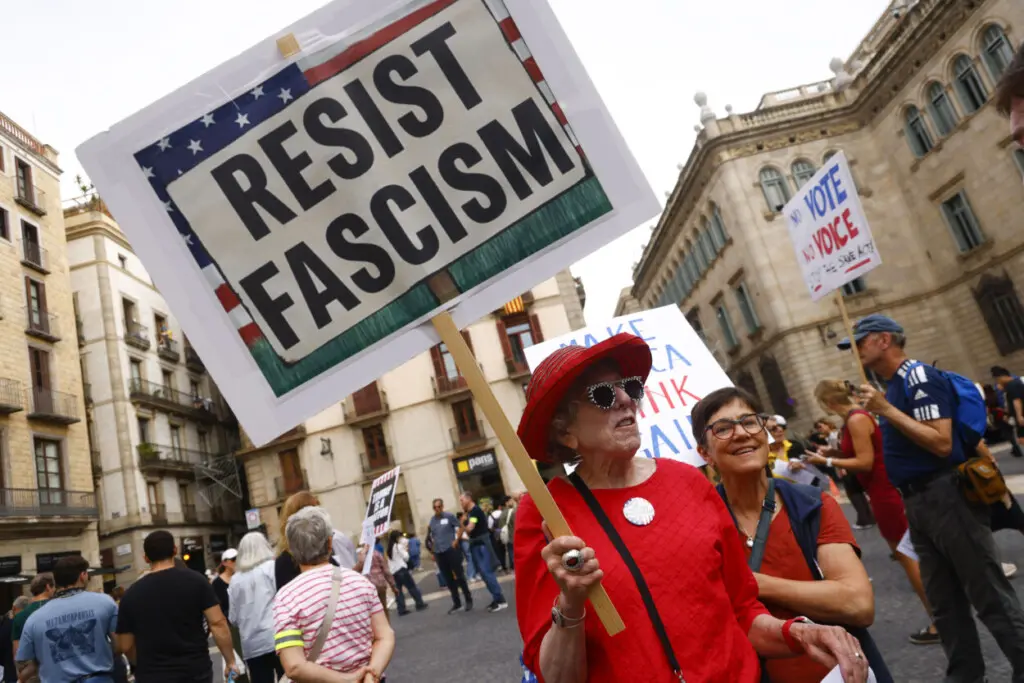 Democrats Abroad, organización oficial del Partido Demócrata para los de ciudadanos estadounidenses que viven fuera de Estados Unidos, protesta en la Plaza Sant Jaume de Barcelona, en defensa de la democracia estadounidense y contra las acciones de la Administración de Donald Trump. EFE/Quique García