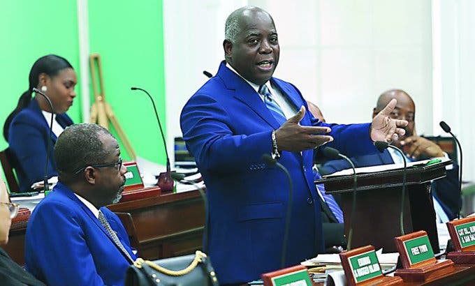 El primer ministro de Bahamas, Philip Davis, mostró el miércoles en la Asamblea Legislativa, su solidaridad con sus "hermanos y hermanas" de los países vecinos del Caribe, tras la devastación provocada por Melissa.