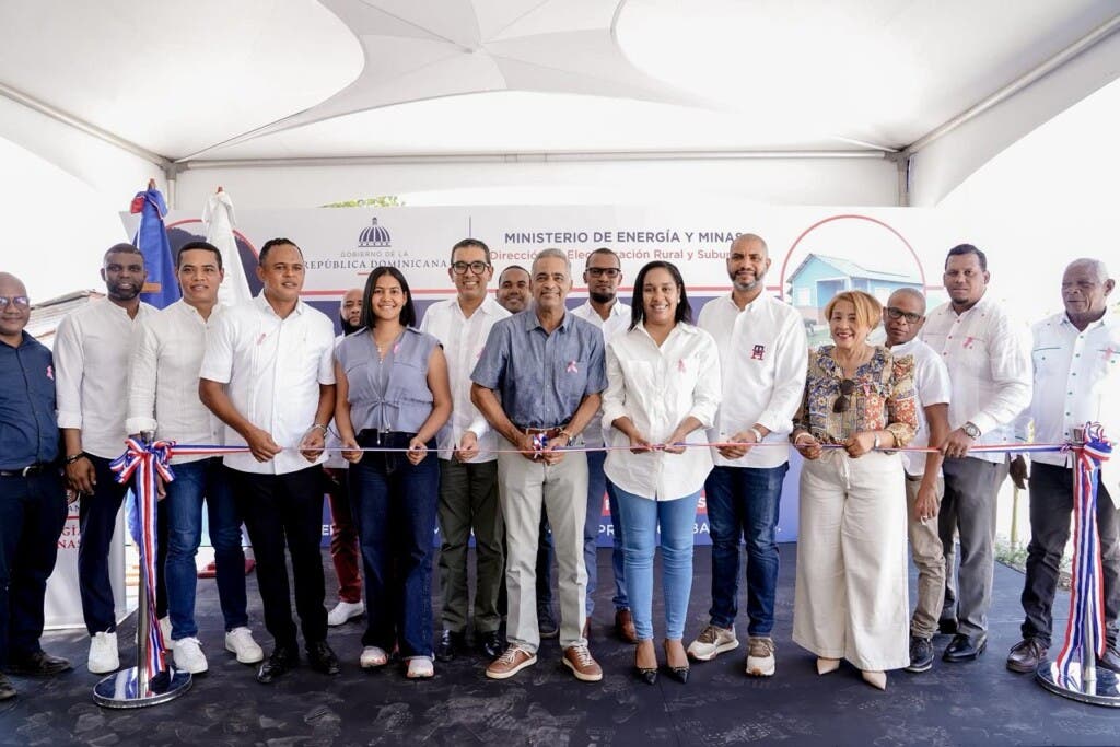 Gobierno entrega proyectos de electrificación rural en Bánica, Villa Jaragua y Tamayo