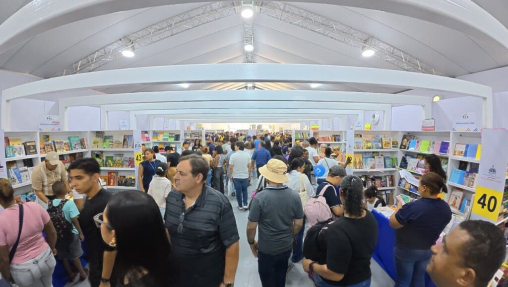 La Feria del Libro convierte la Plaza de la Cultura en un vibrante foco literario y artístico