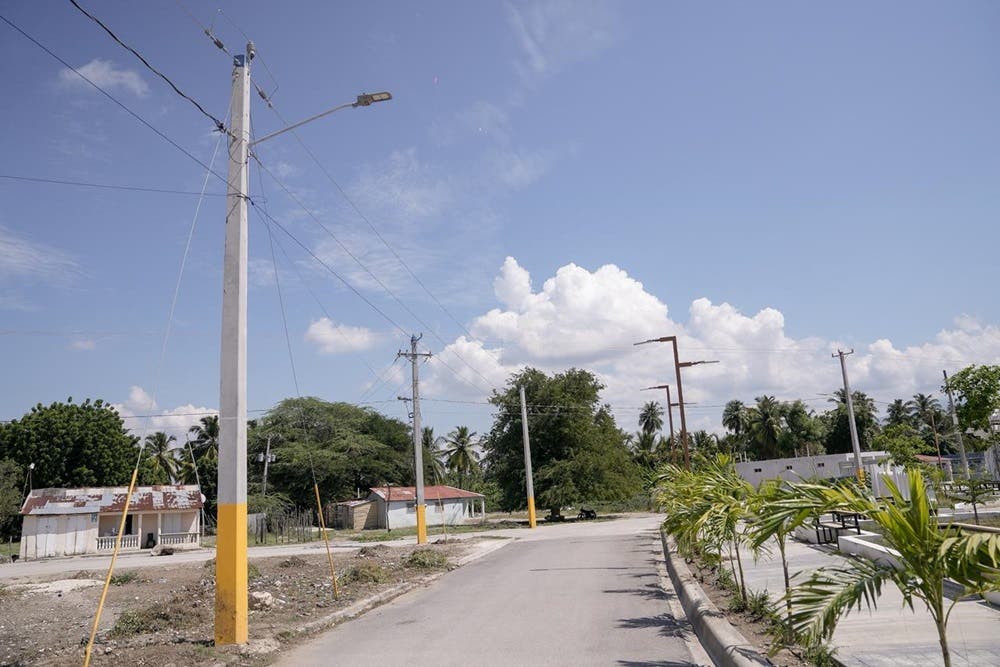 Gobierno entrega proyectos de electrificación rural en Bánica, Villa Jaragua y Tamayo
