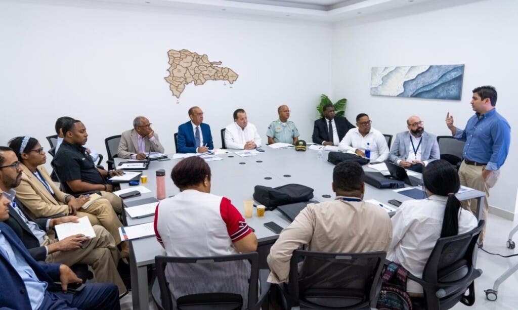 El gobierno había anunciado ayer que los usuarios del transporte público podrán desplazarse a partir de diciembre por el Gran Santo Domingo y Santiago utilizando un solo pasaje en el Metro de Santo Domingo.