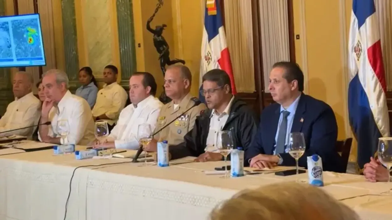 Gobierno suspende docencia y reduce jornada laboral por paso de tormenta tropical Melissa