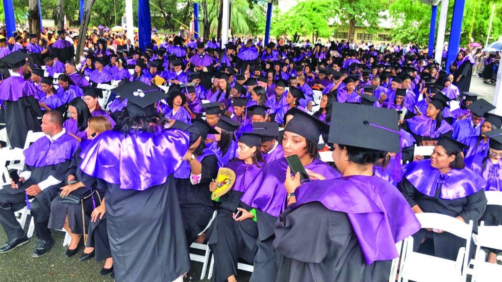 Parte de los 3,710 graduandos de la UASD en las diferentes profesiones del saber humano.