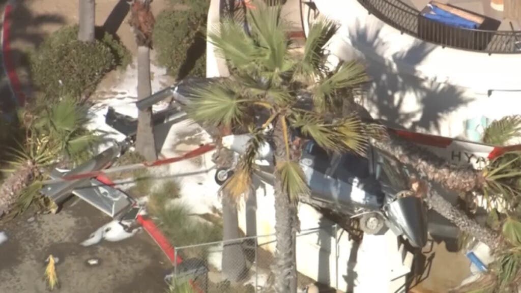 Helicóptero pierde el control y se estrella en una playa concurrida de EE.UU.