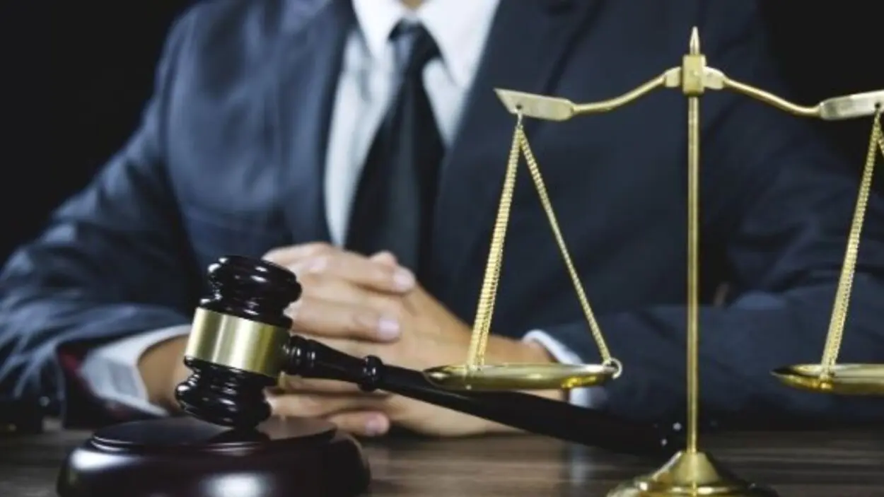 Hombre mata un juez en pleno juicio por un litigio en Albania