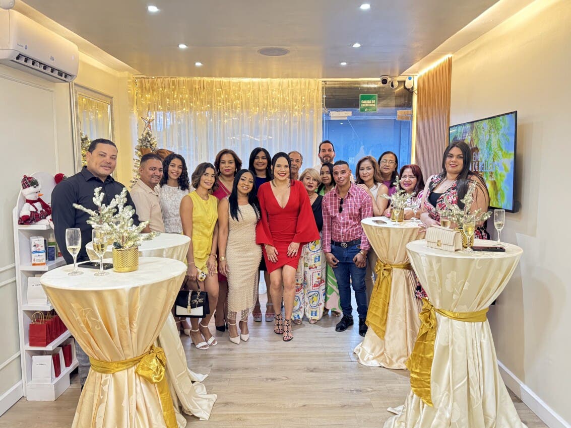 Emporio de Belleza Clinic enciende su árbol navideño