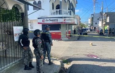 Un teteo en la calle Anacaona Almonte de Santiago terminó en tragedia con dos muertos a balazos y varios heridos, según reportes policiales.