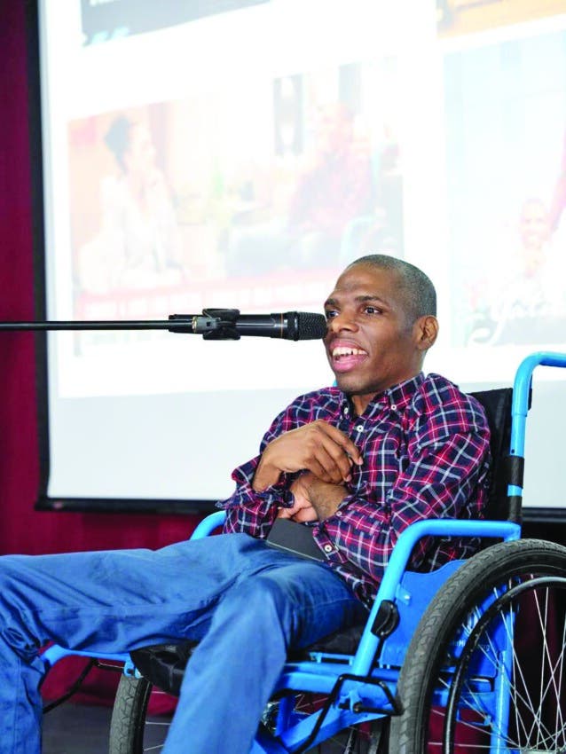 José Luis Matos, un joven con parálisis cerebral, que domina nueve idiomas y fundó su empresa de traducción