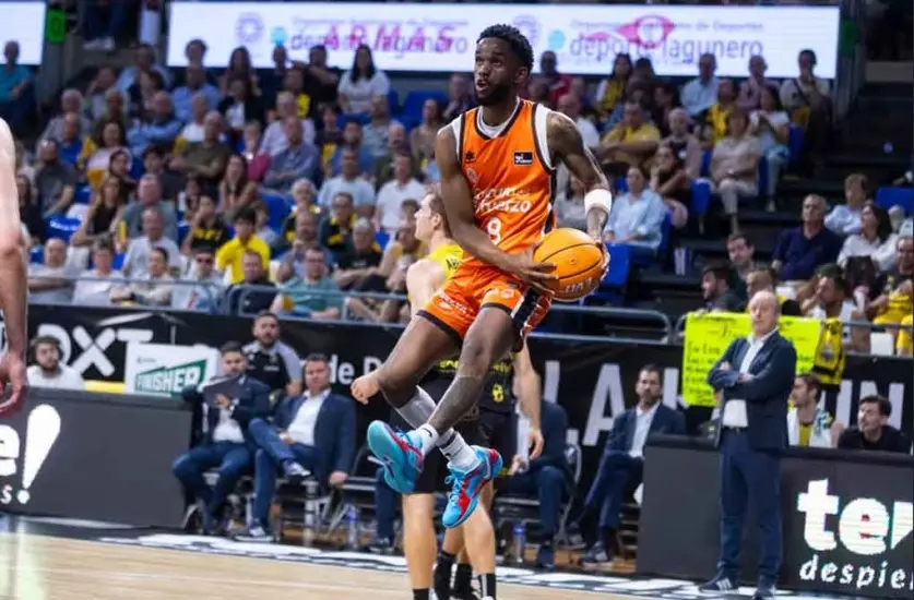 La magia del dominicano Jean Montero relanza al Valencia en el duelo de invictos