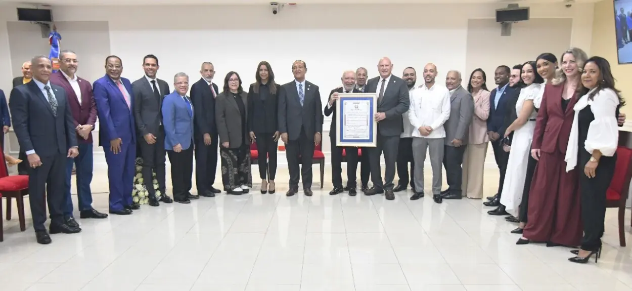 Senado reconoce al locutor Jochy Santos por 50 años en los medios