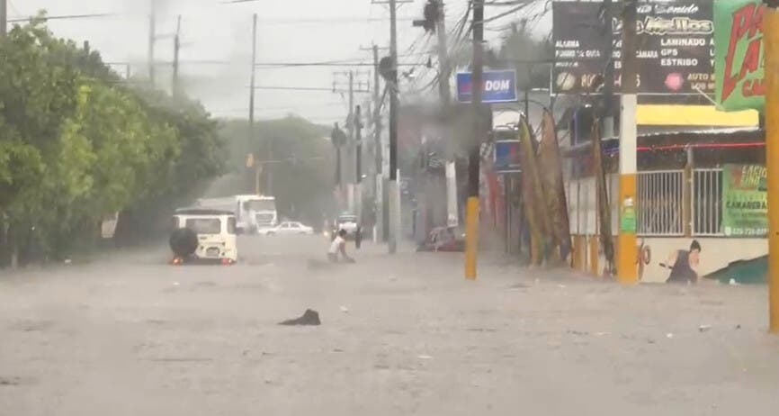 Inundaciones y vientos fuertes devastan barrios en Santiago!