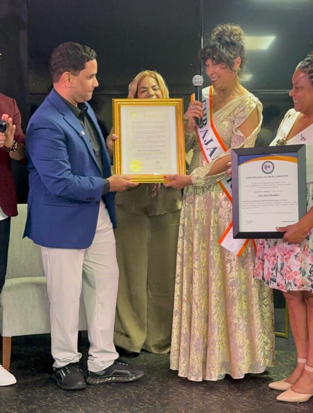 Periodista Mary Leisy Hernández recibe reconocimientos en Nueva York