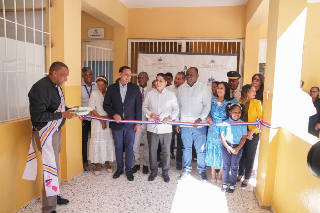 El acto estuvo encabezado por el director de Salud y Nutrición del Inabie, doctor Luis Lizardo, quien destacó que este moderno módulo forma parte de los esfuerzos institucionales por acercar los servicios de salud a las escuelas y garantizar atención preventiva y curativa a los estudiantes del sistema público.